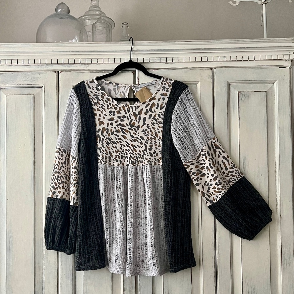 🟠NWT CES FEMME Bubble Sleeve Top - Light Gray/Charcoal Crochet & Animal Print LG - Picture 1 of 5
